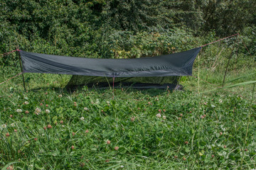 Insektenschutz Ein-Mann-Zelt und Wetterschutz Tarp auf Wiese