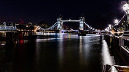 Obraz premium Tower Bridge bei Nacht