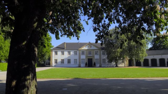 Wundersch&ouml;nes Museum Marstall im Schlo&szlig; Neuhaus mit Barockgarten in Paderborn