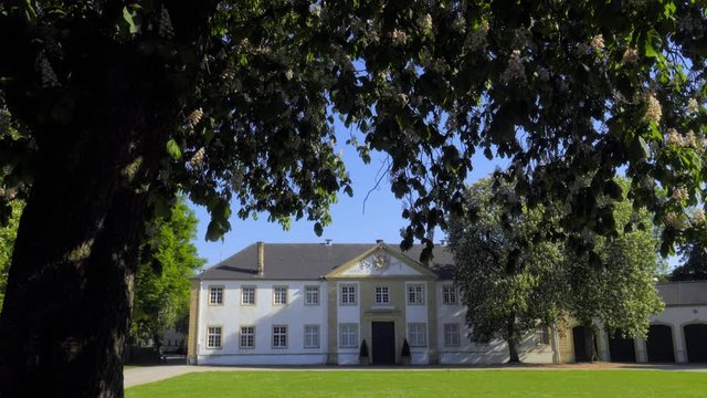 Wundersch&ouml;nes Museum Marstall im Schlo&szlig; Neuhaus mit Barockgarten in Paderborn