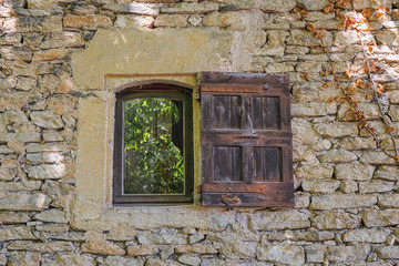 .Beautiful windows with shutters in the ancient cities of Provence. Gordes . Provence.