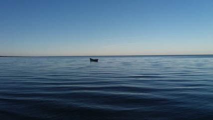 Fototapeta premium Barco solitário ao mar
