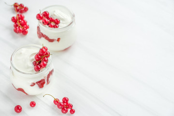 yoghurt with red current