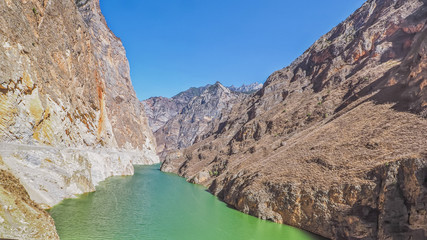 Obraz premium Beautiful Landscape Photography of Mountains / Hills and A River Under The Clear Blue Sky on The Route Between Shangri-La, Yunnan Province and Yading, Daocheng, Sichuan Province in CHINA.