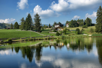 Fototapeta na wymiar Panorama di montagna con lago