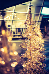 Christbaum und Weihnachtsschmuck vor Shopping Center