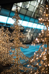 Christbaum und Weihnachtsschmuck vor Shopping Center