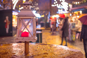 Laterne mit Kerze am Weihnachtsmarkt, Lichter