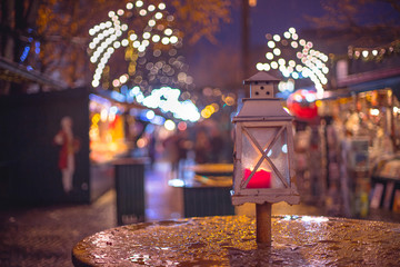 Laterne mit Kerze am Weihnachtsmarkt, Lichter