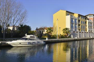 Obraz premium Voyage sur les canaux de Port Fréjus (83600), département du Var en région Provence-Alpes-Côte d’Azur, France