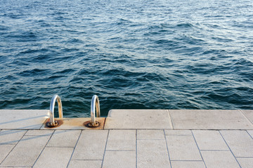 Drabinka do morza w Zadarze - obrazy, fototapety, plakaty