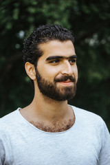 Fototapeta premium Portrait eines glücklich, lachenden sympathischen syrischen Mannes
