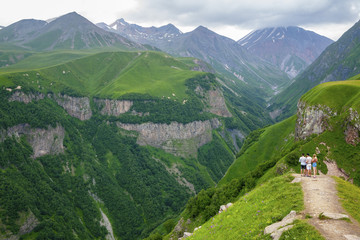 Naklejka premium Tourists and travelers are photographed against the background of mountain peaks