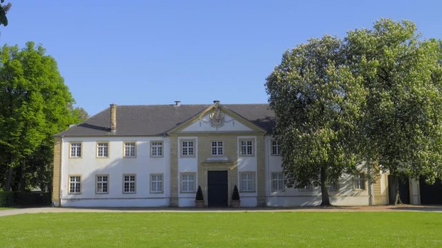 Wundersch&ouml;nes Schlo&szlig; Neuhaus mit Barockgarten in Paderborn mit blauen Himmel und Wasser Font&auml;ne
