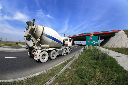 Samoch&oacute;d ciężarowy, gruszka z betonem na drodze pod mostem, zbliżenie.