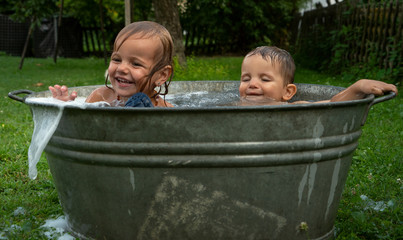 Kinder die im Sommer Baden und spass haben 