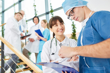 Krankenschwester und Chirurg besprechen Operation
