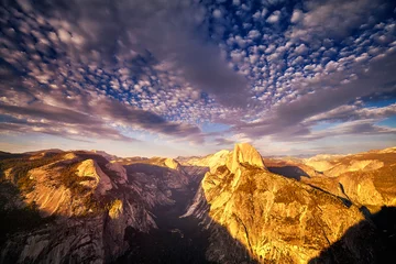 Papier Peint photo autocollant Half Dome Half Dome dans le parc national de Yosemite vu du Glacier Point au coucher du soleil, Californie, États-Unis.