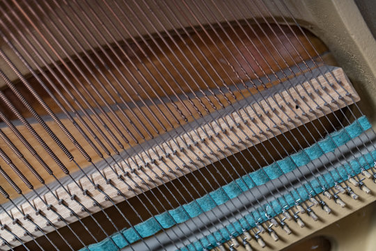 Corde in rame della tavola armonica del pianoforte