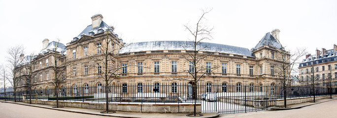 Fototapeta na wymiar Panorama of the Luxembourg Palace in a freezing winter day