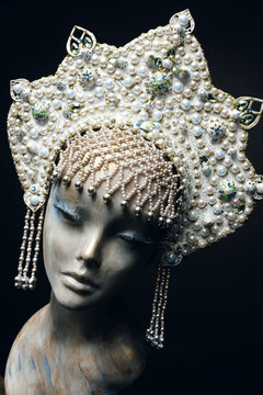 Head of mannequin in creative white pearl  kokoshnick