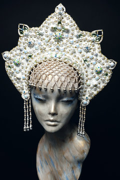 Head of mannequin in creative white pearl  kokoshnick