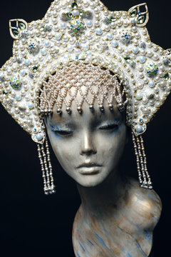 Head of mannequin in creative white pearl  kokoshnick
