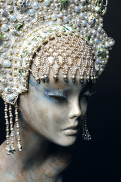 Head of mannequin in creative white pearl  kokoshnick