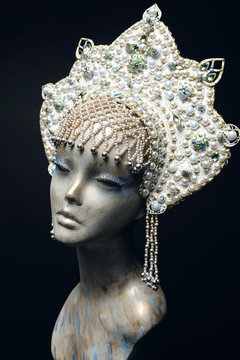 Head of mannequin in creative white pearl  kokoshnick
