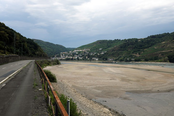 Der Rhein bei Niedrigwasser N&auml;he Oberwesel am 1.8.2018 - Stockfoto