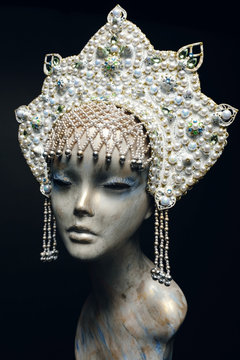 Head of mannequin in creative white pearl  kokoshnick