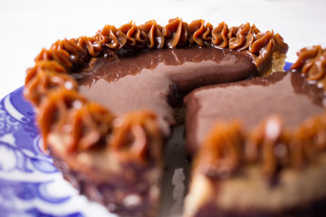 Tarta de ganache de chocolate y dulce de leche, cortada