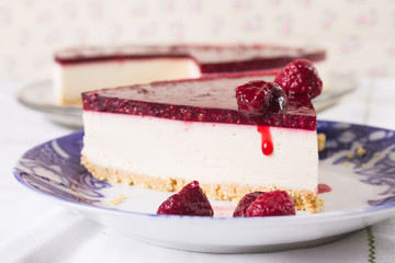 Pastel de queso con frutos rojos y salsa chorreando