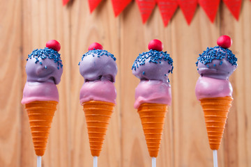 Cake pops con forma de helado en cono