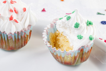 Cupcakes con crema chantilly, uno mordido