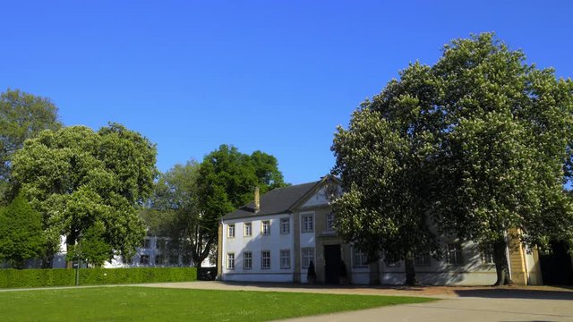Wundersch&ouml;nes Schlo&szlig; Neuhaus mit Barockgarten in Paderborn mit blauen Himmel und Wasser Font&auml;ne