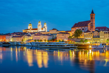 Fototapeta na wymiar Passau zur blauen Stunde
