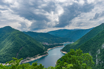 Obraz na płótnie Canvas A picturesque turquoise lake can be seen from the top of a high mountain.