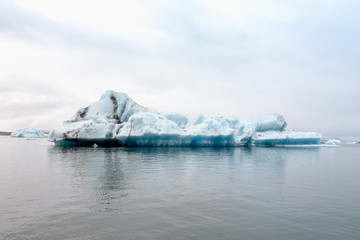 Fototapeta na wymiar Icelandic icebergs