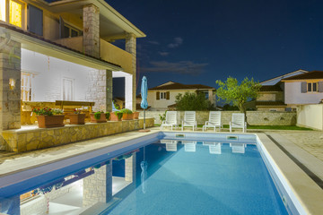 Kroatien, Istrien, Porec, Ferienhaus mit Pool, Nachtaufnahme