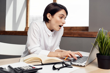surprised business woman working on a laptop