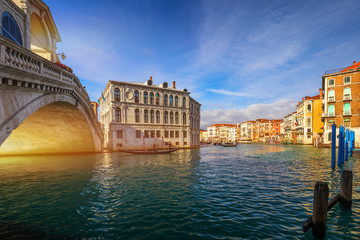 Rialto bridge in Venice, Italy. Venice Grand Canal. Architecture and landmarks of Venice. Venice postcard with Venice gondolas - obrazy, fototapety, plakaty