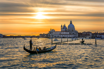 Grand Canal avec gondoles à Venise, Italie. Vue du coucher de soleil sur le Grand Canal de Venise. Architecture et monuments de Venise. Carte postale de Venise