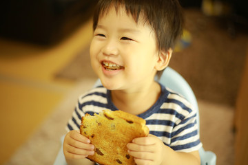 食パンを食べる男の子