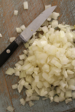 preparing peeled onios