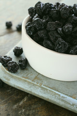 dried currants in dish