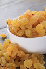 dried sultanas in dish