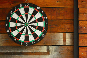 darts board hang on wooden wall