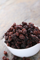 dried currants in dish