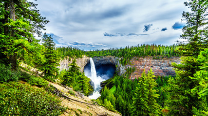 Fototapeta premium Helmcken Falls, the most famous waterfall in Wells Gray Provincial Park in British Columbia, Canada with the falls at peak volume during spring snow melt